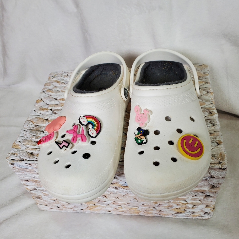 Crocs Dual Comfort Lined Slip On Clogs W6/M4 with charms Size Unisex Kids 4